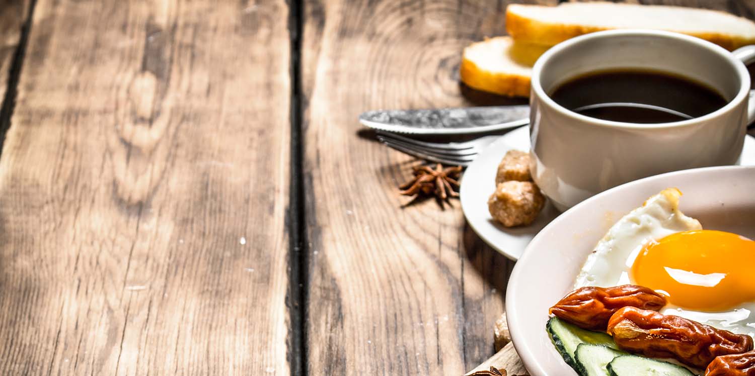 Æg, bacon og kaffe i brunchbuffet