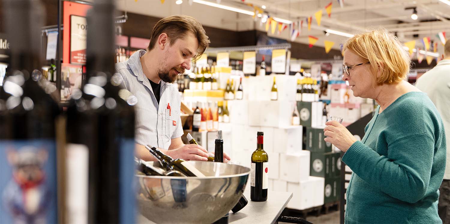 Kunde smager på rødvin