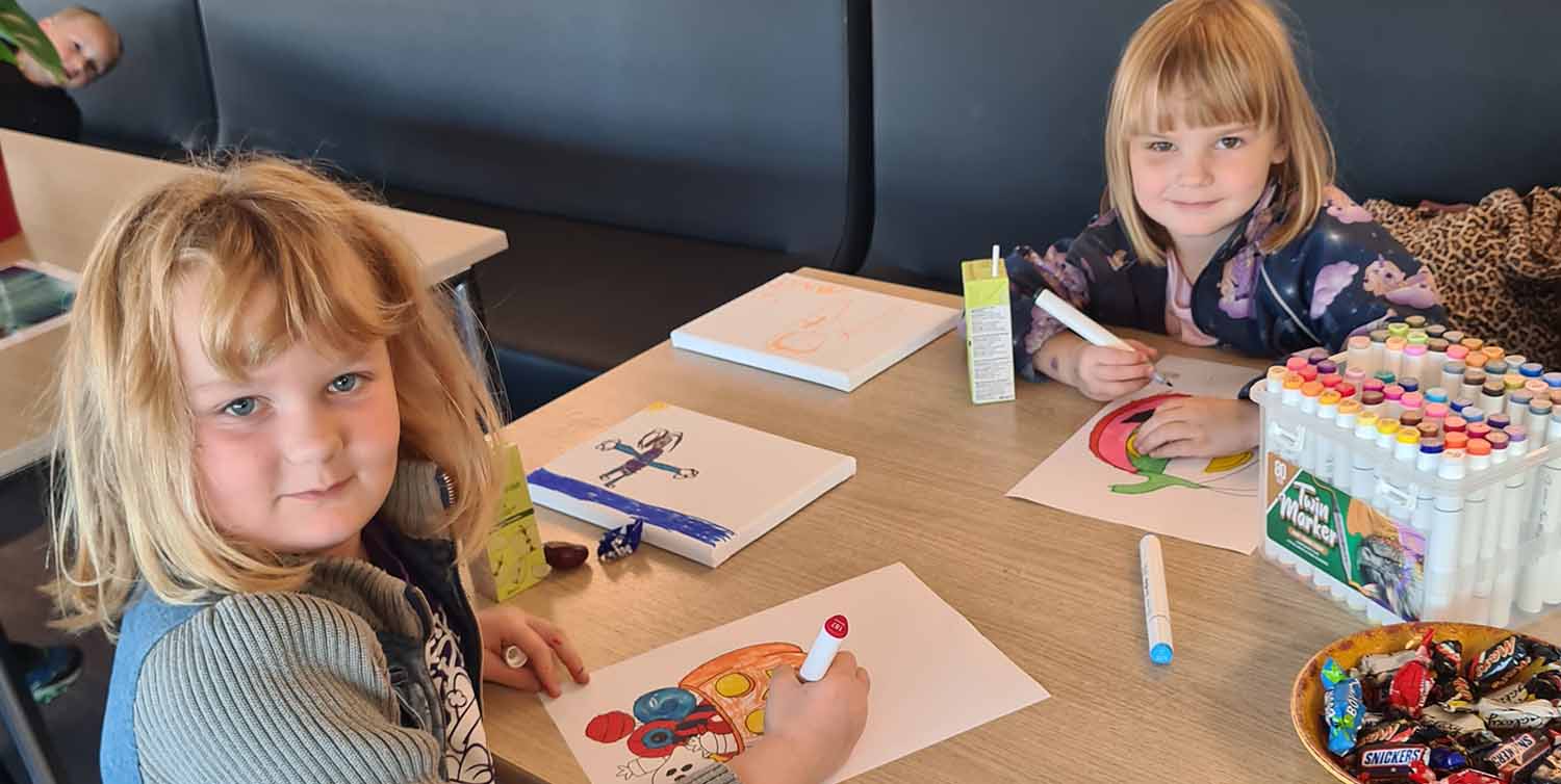 Smilende børn tegner i Spisekrogen