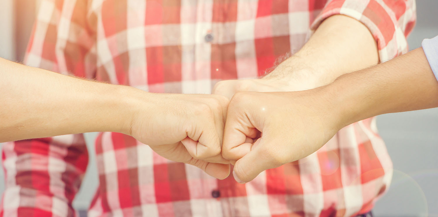 Fist bumps sponsorater