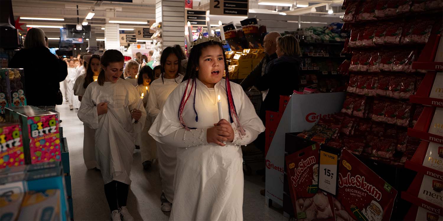 Børn går Lucia-optog gennem butik